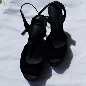 Juicy Cloture platform sandals.